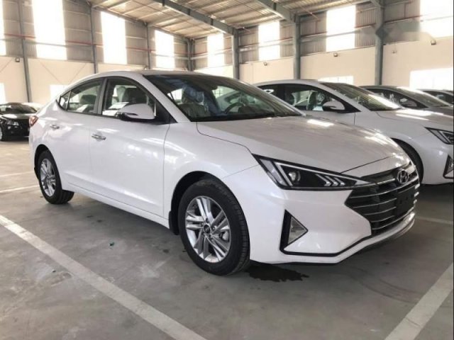 Bán Hyundai Elantra năm sản xuất 2019, màu trắng