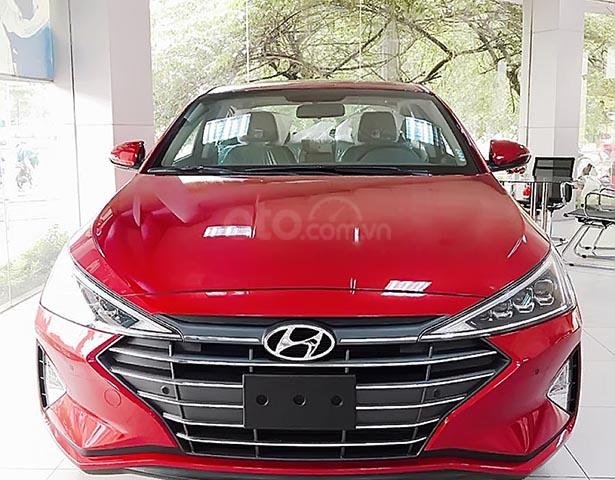 Cần bán Hyundai Elantra 2.0 AT đời 2019, màu đỏ, giá 699tr