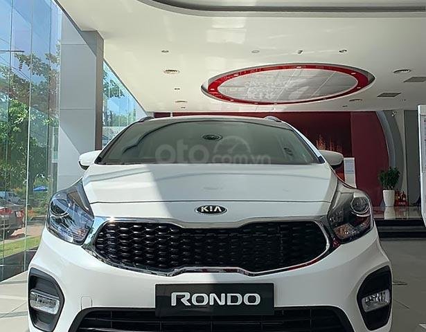 Bán ô tô Kia Rondo GMT sản xuất 2019, màu trắng, giá tốt0