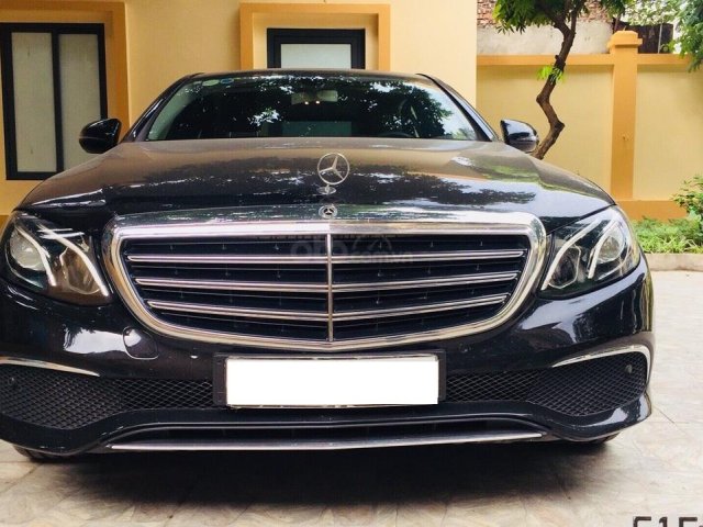 Cần bán lại xe Mercedes đời 2018, màu đen số tự động