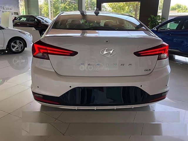 Cần bán xe Hyundai Elantra năm 2019, màu trắng