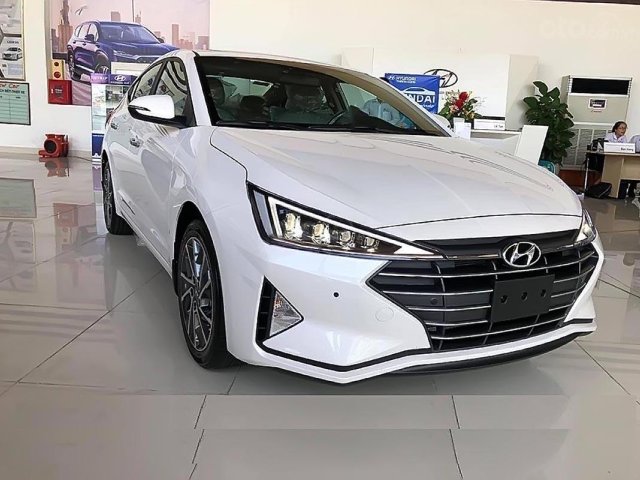 Bán Hyundai Elantra đời 2019, màu trắng0