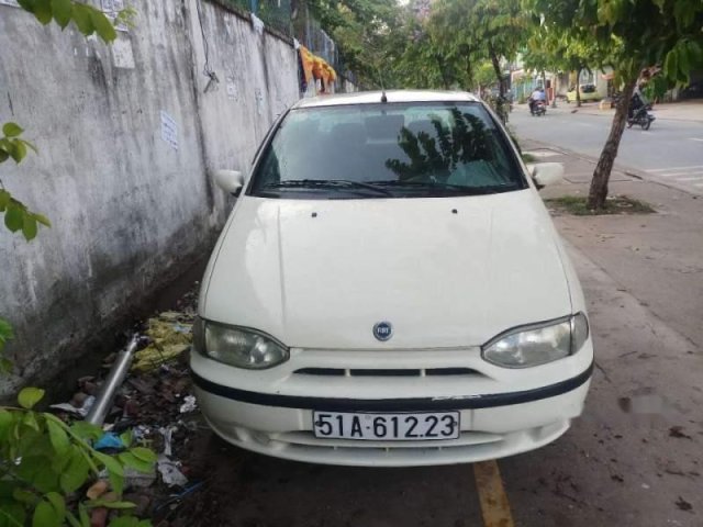 Cần bán gấp Fiat Siena đời 2003, màu trắng, máy êm zin, nội thất đẹp0