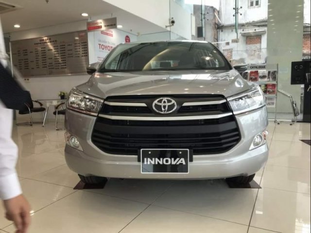 Bán xe Toyota Innova 2.0E sản xuất năm 2019, màu bạc