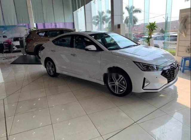 Cần bán Hyundai Elantra đời 2019, màu trắng