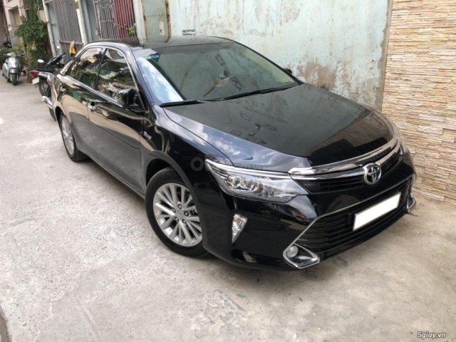 Cần bán 1 trong 2 xe Camry 2.0E mẫu mới 20180