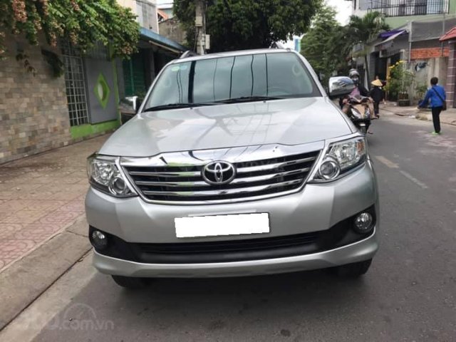 Cần tiền bán gấp em cọp Fortuner 2013, số tự động, máy xăng, màu bạc