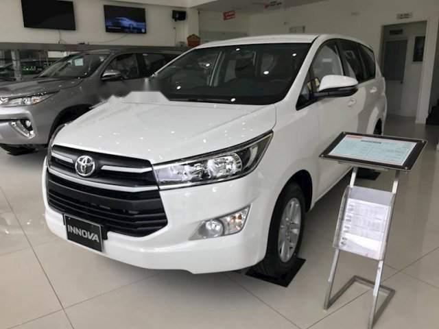 Bán xe Toyota Innova 2.0E sản xuất 2019, màu trắng, giá chỉ 741 triệu