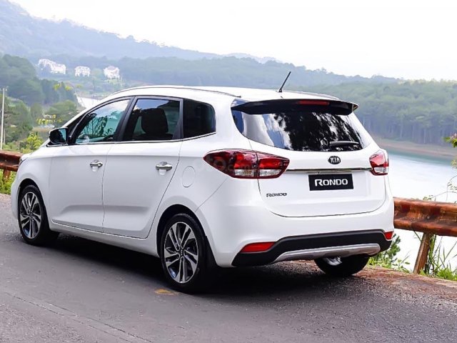 Cần bán xe Kia Rondo GAT năm sản xuất 2019, màu trắng, giá chỉ 699 triệu