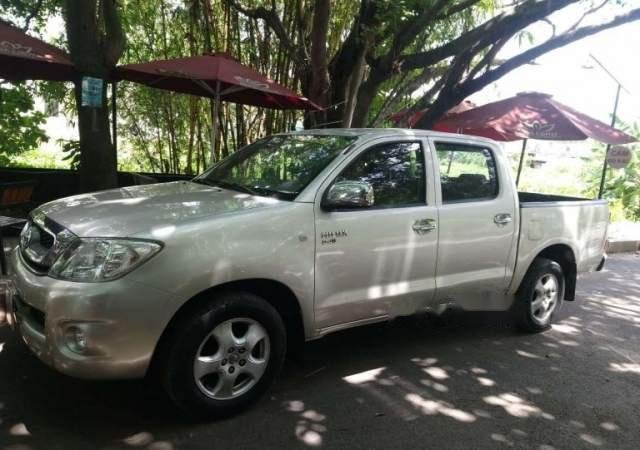 Cần bán gấp Toyota Hilux sản xuất 2009, màu bạc, nhập khẩu Thái 