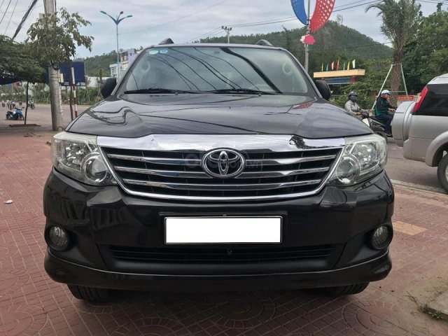 Cần bán xe Toyota Fortuner V 2013 màu đen, số tự động