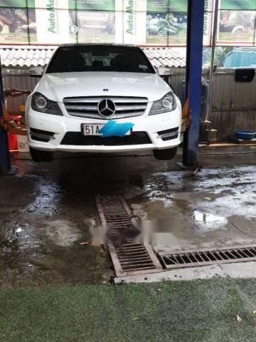 Gia đình bán ô tô Mercedes C300 đời 2014, màu trắng0