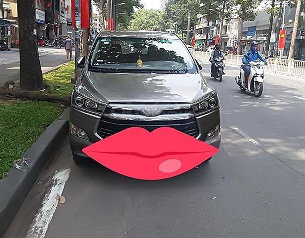 Cần bán xe Toyota Innova 2.0V sản xuất 2016, màu xám