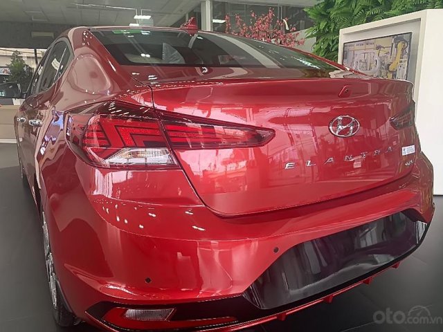 Cần bán xe Hyundai Elantra 2.0 AT đời 2019, màu đỏ, giá chỉ 700 triệu0