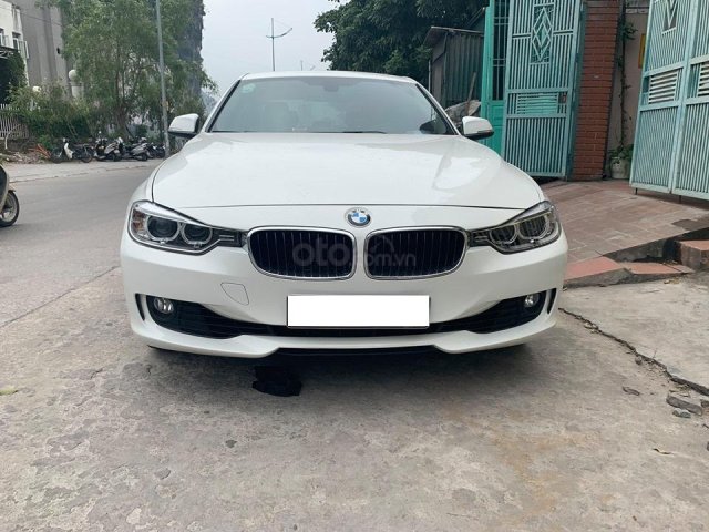 Cần bán xe BMW 320i 2014 ĐK 2015, số tự động màu trắng