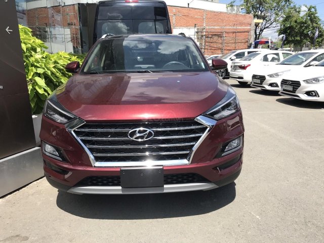 Bán Hyundai Tucson 2.0 full xăng 2019, màu đỏ, giao ngay, tặng bộ phụ kiện cao cấp. LH: 0977 139 312