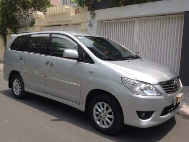 Cần bán lại xe Toyota Innova 2.0 E đời 2012, màu bạc còn mới0