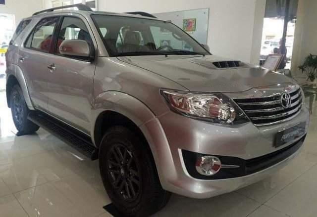 Cần bán Toyota Fortuner đời 2016, màu bạc số sàn, giá tốt