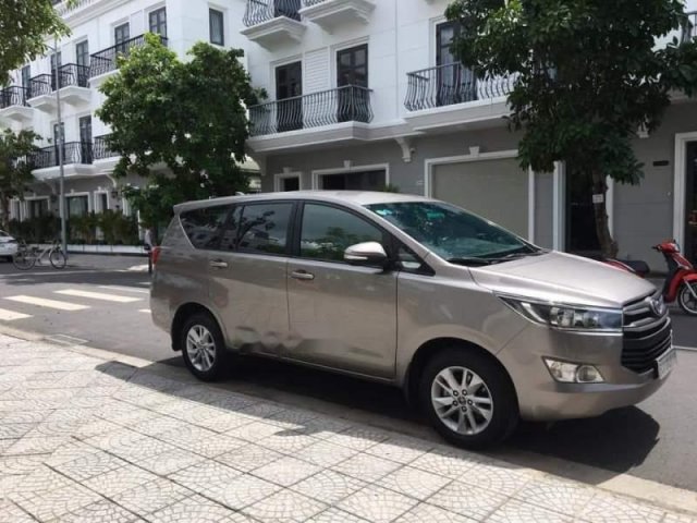 Bán Toyota Innova năm sản xuất 2017, màu xám xe gia đình0