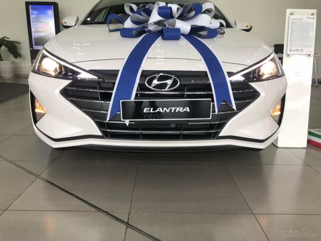 Bán Hyundai Elantra 2.0 AT Facelift giao ngay, hỗ trợ vay trả góp lãi suất ưu đãi - LH: 0977 139 312