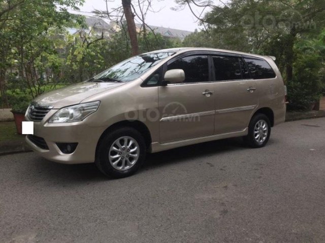 Gia đình cần bán chiếc xe ô tô Toyota Innova 2.0E, màu ghi vàng, SX 2013