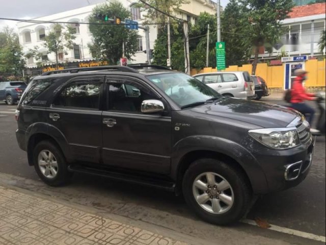 Cần bán Toyota Fortuner năm sản xuất 2011, màu xám