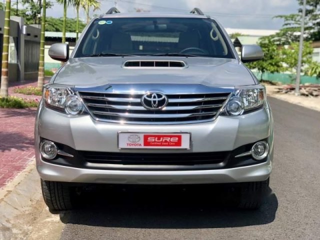 Cần bán gấp Toyota Fortuner năm sản xuất 2015, màu bạc số sàn