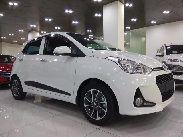 Bán Hyundai i10 số tự động, màu trắng, giá tốt