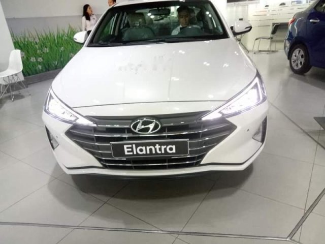 Bán ô tô Hyundai Elantra sản xuất 2019, màu trắng, giá chỉ 699 triệu