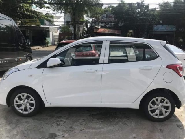 Bán Hyundai Grand i10 Base sản xuất năm 2019, màu trắng giá cạnh tranh