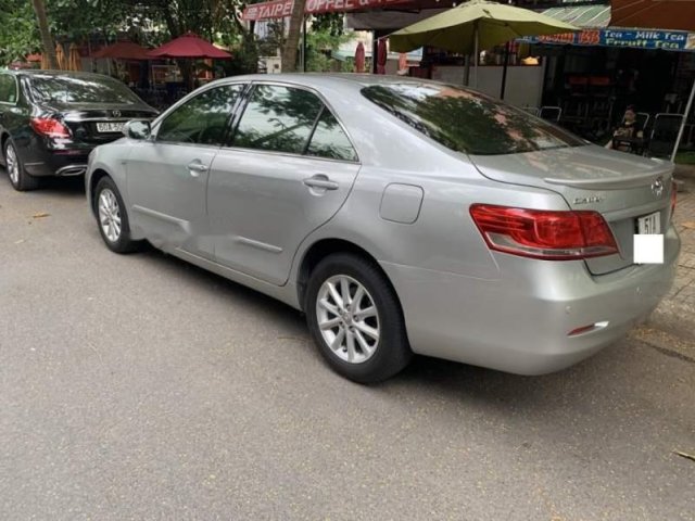 Cần bán lại xe Toyota Camry sản xuất năm 2011, màu bạc xe gia đình 