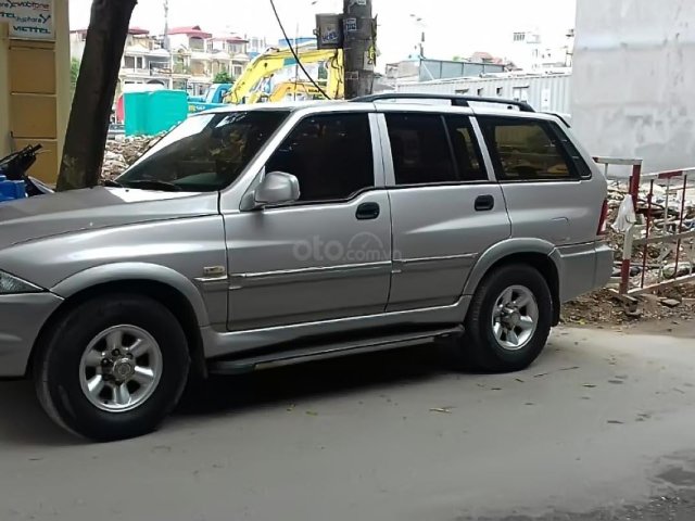 Cần bán lại xe Ssangyong Musso 2004, màu bạc