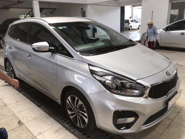 Bán Kia Rondo Crdi 1.7AT máy dầu, màu bạc sản xuất 2017, lăn bánh cuối 2018 biển Sài Gòn đi 8000km