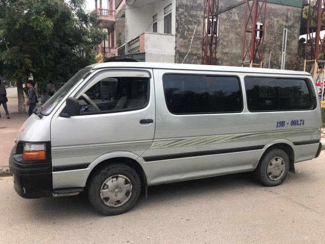 Cần bán Toyota Hiace đời 2001, màu xanh lam0