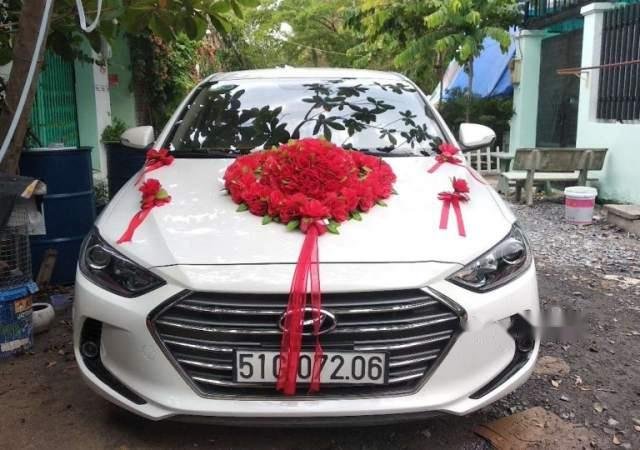 Cần bán xe Hyundai Elantra sản xuất 2018, màu trắng số sàn giá cạnh tranh