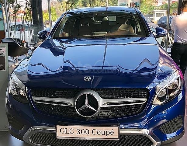 Cần bán Mercedes GLC 300 đời 2019, màu xanh lam, nhập khẩu nguyên chiếc0