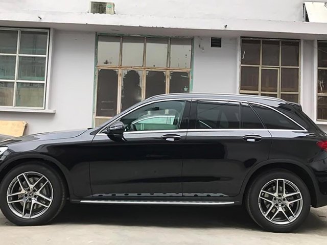 Cần bán xe Mercedes GLC 300 năm 2019, màu đen