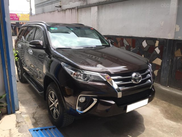 Cần bán xe Toyota Fortuner 2017, máy xăng, số tự động, màu cánh dán0