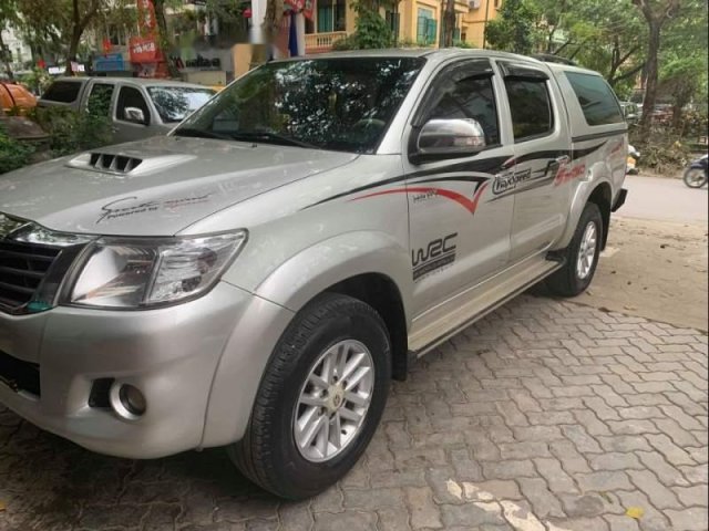 Bán Toyota Hilux G 4x2 MT đời 2015, màu bạc chính chủ