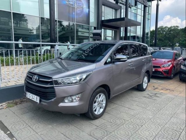 Bán Toyota Innova 2.0E 2017, màu xám, giá 678tr0