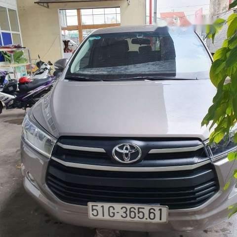 Cần bán xe Toyota Innova đời 2017, màu xám0