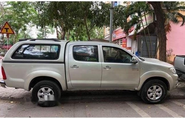 Bán xe Toyota Hilux đời 2012, số sàn, máy dầu