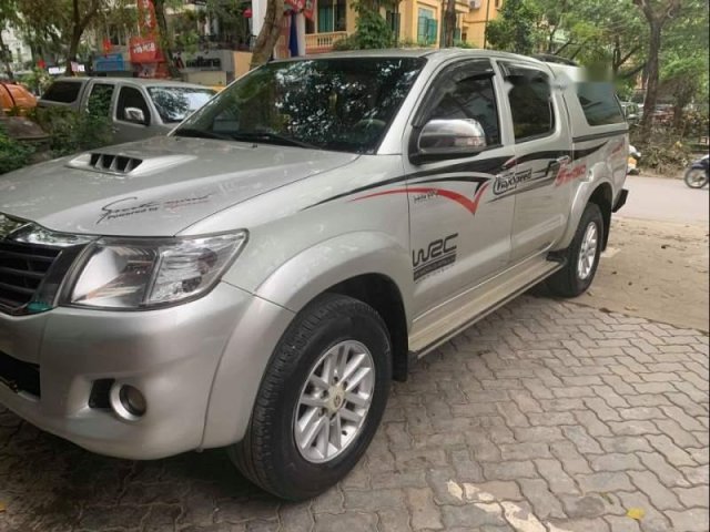 Bán Toyota Hilux năm 2015, màu bạc chính chủ