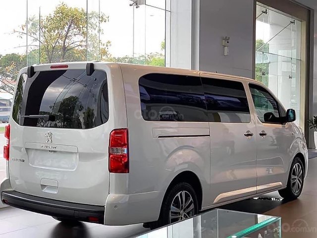 Cần bán Peugeot Traveller sản xuất 2019, màu trắng, xe nhập