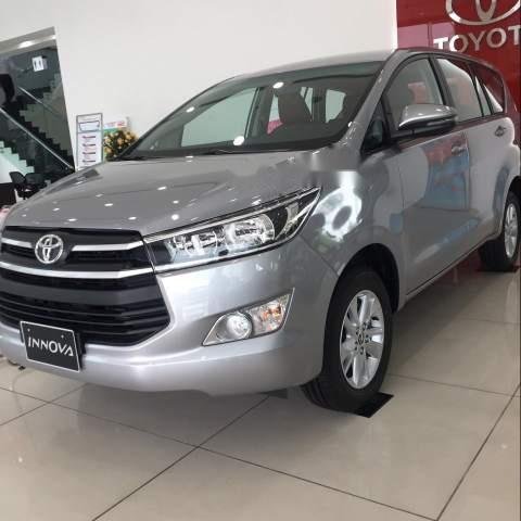 Cần bán Toyota Innova 2.0E sản xuất 2019, màu bạc, giá chỉ 728 triệu