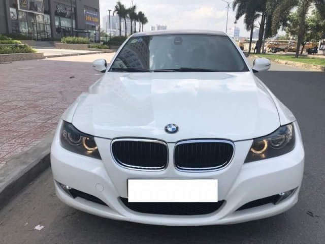 Cần bán xe BMW 320i màu trắng sản xuất 2009, đăng ký 20100