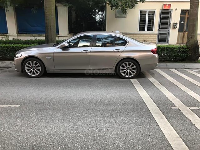 Bán xe BMW 5 Series 520i đời 2016, màu bạc, xe còn zin từng con ốc và nước sơn luôn