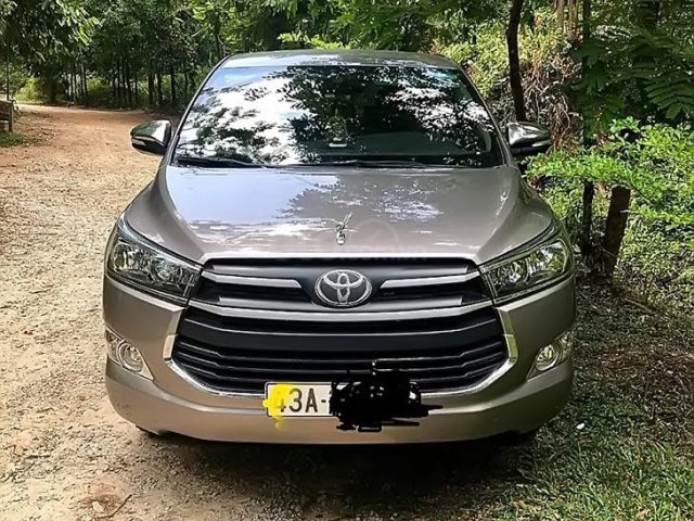 Cần bán Toyota Innova 2017, màu bạc số sàn, giá 675tr