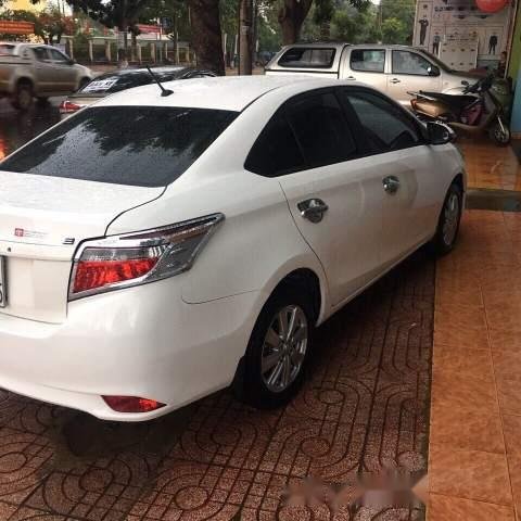 Bán ô tô Toyota Vios đời 2017, màu trắng chính chủ, giá tốt