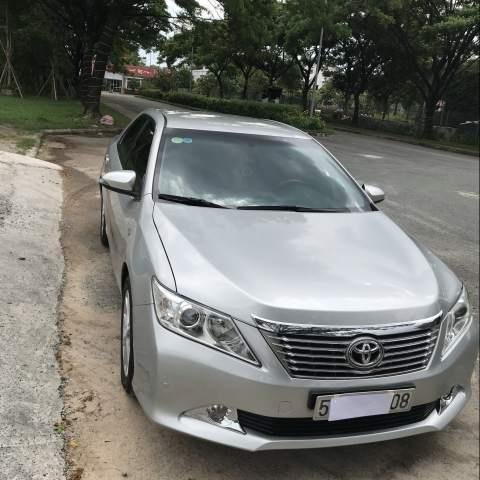 Bán xe Toyota Camry AT đời 2013, màu bạc0